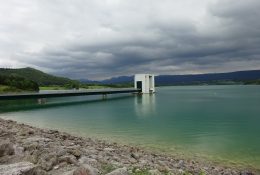 : Le barrage de Montbel en Ariège est cogéré par les département de l’Ariège, l’Aude et la Haute-Garonne, il permet notamment le soutien d’étiage de l’Hers-Vif, de l’Ariège et de la Garonne.